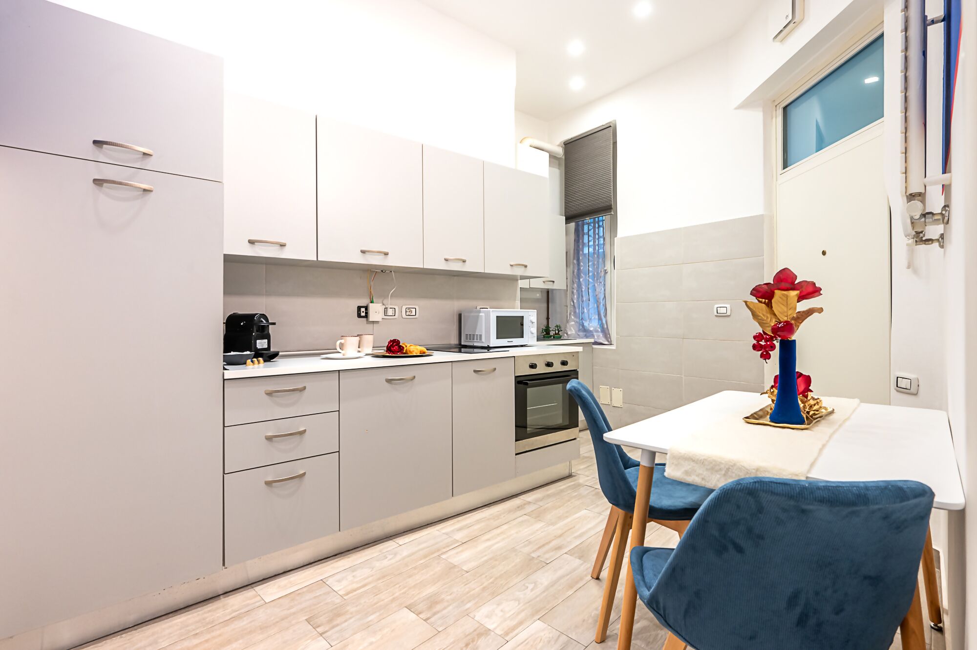 Frigorifero, microonde, forno, pentole/stoviglie/utensili