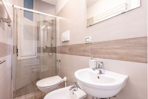 Hair dryer, towels, toilet paper - [City Life - StadioSanSiro] Suite with Wi-Fi - A/C (Milano)