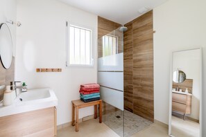 Een douche, een haardroger, handdoeken