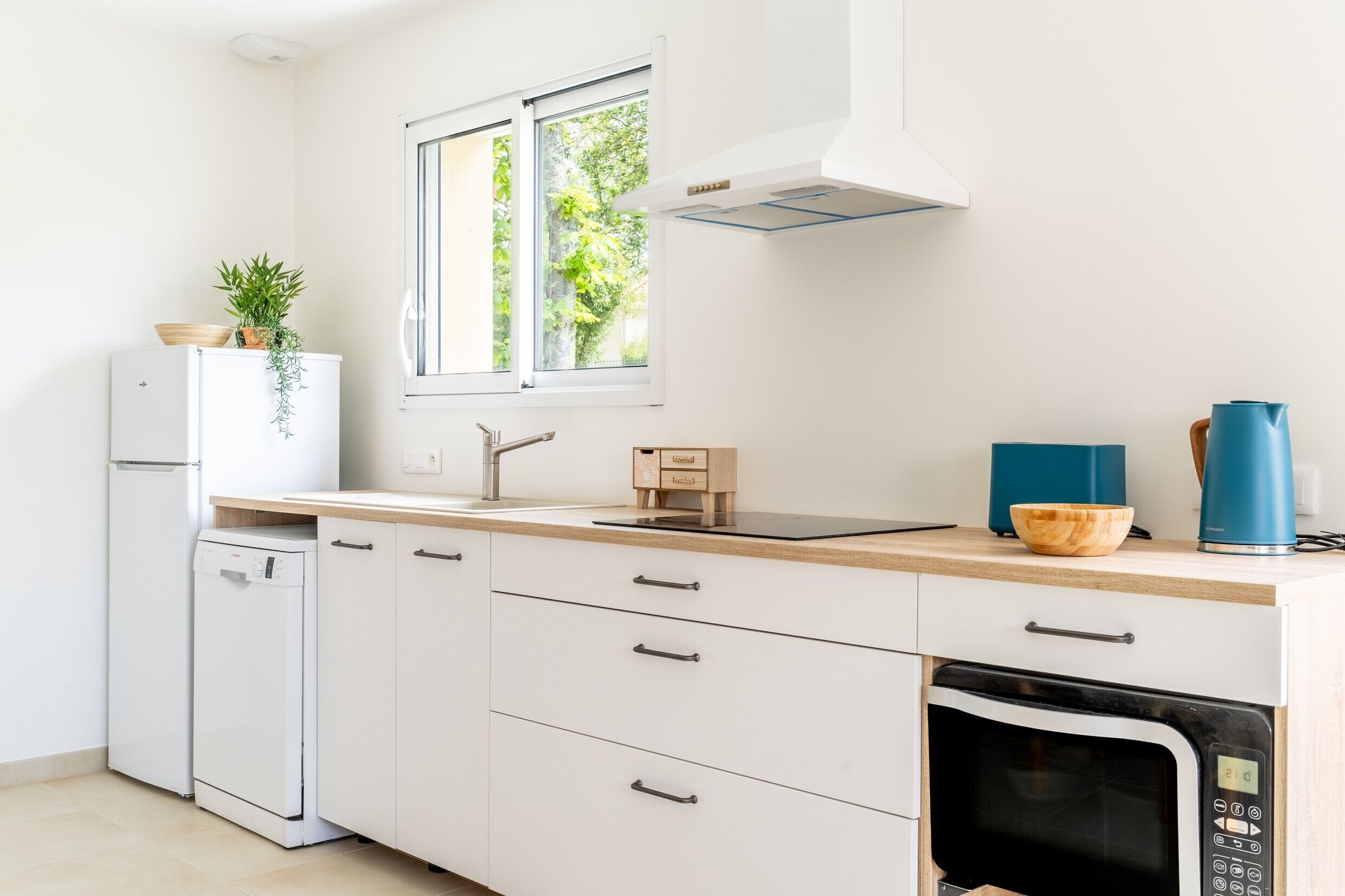 Kylskåp, mikrovågsugn, ugn och spishäll