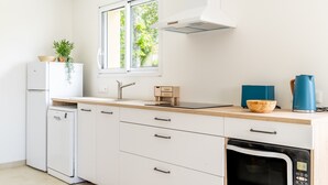 Kaffetrakter/tekoker, kjøleskap, mikrobølgeovn og ovn