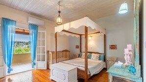 Un lit à baldaquin avec une structure en bois, une table de chevet blanche et une petite table de nuit avec une lampe.