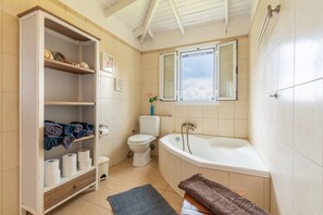 Dusj, hårføner og håndklær