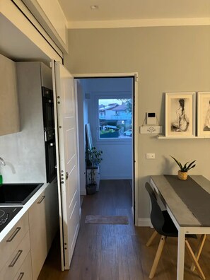 Fridge, microwave, oven, stovetop - Apartment 'Fregene Tiny House Close To The Sea' with Terrace, Wi-Fi and Air Conditioning (Fregene)