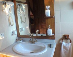 Douche, sèche-cheveux, serviettes fournies