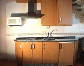 Réfrigérateur, micro-ondes, plaque de cuisson, cafetière/bouilloire