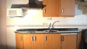Geladeira, micro-ondas, cooktop, cafeteira/chaleira