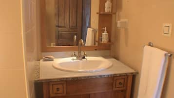 Ducha, secador de pelo, toallas