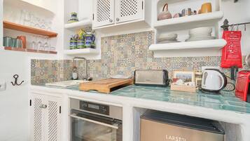 Frigorífico, horno, placa de cocina y cafetera o tetera