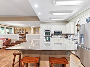 冷蔵庫、電子レンジ、オーブン、コンロ