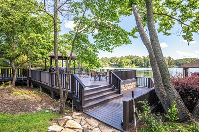 Off The Hook at Lake Martin