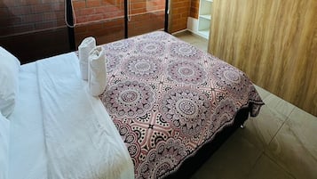 Departamento básico, 2 habitaciones, balcón, vista a la ciudad | 2 habitaciones, tabla de planchar con plancha y wifi gratis