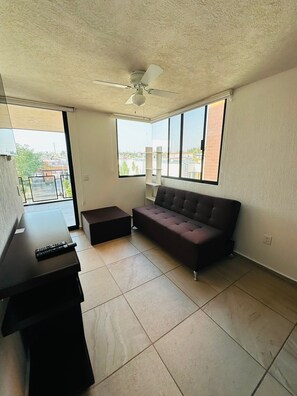 Leilighet – basic, 2 soverom, balkong, byutsikt | Oppholdsområde