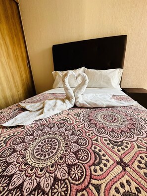 Basic-Apartment, 2 Schlafzimmer, Balkon, Stadtblick | 2 Schlafzimmer, Bügeleisen/Bügelbrett, kostenloses WLAN