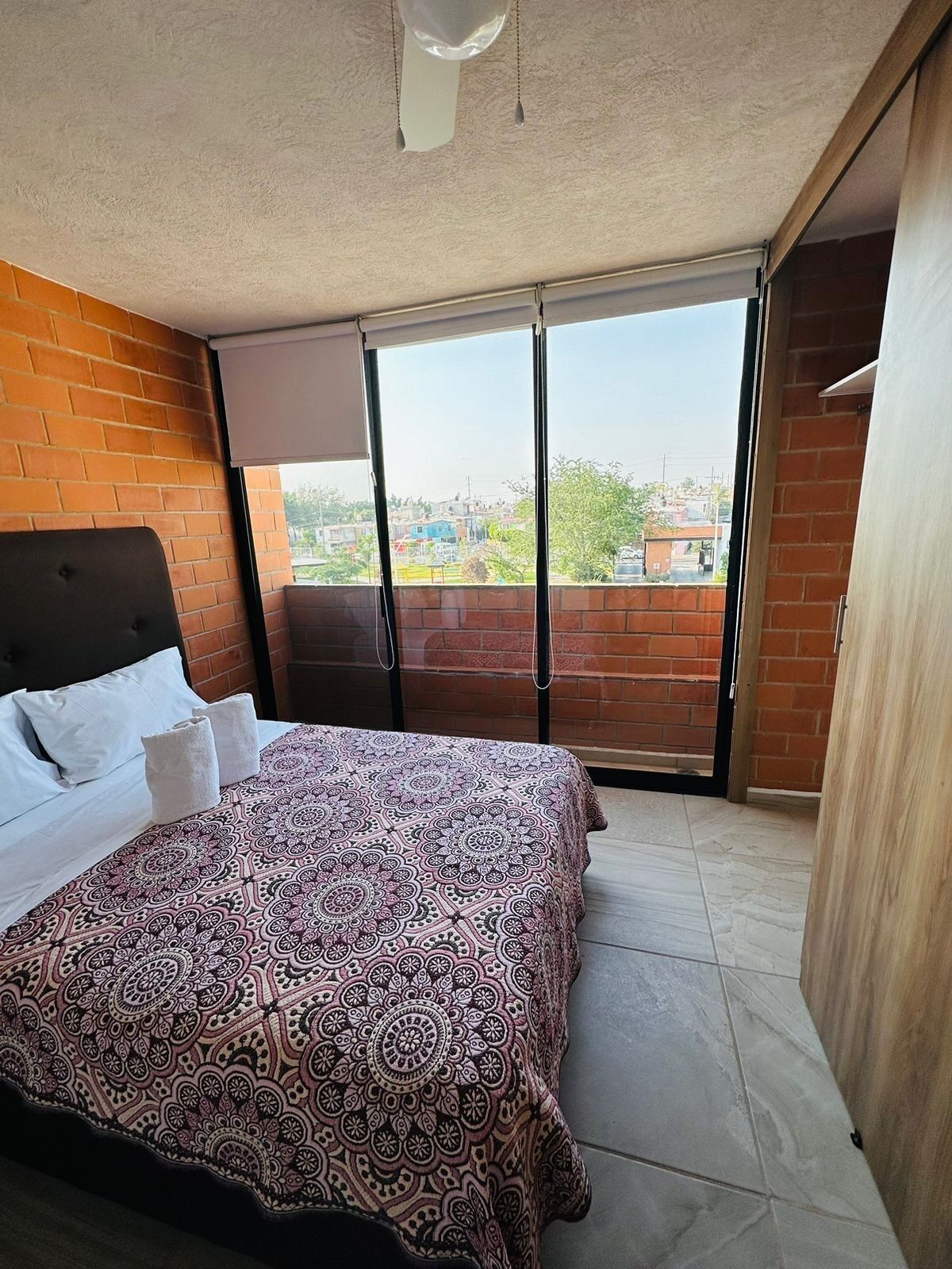 Departamento básico, 2 habitaciones, balcón, vista a la ciudad | 2 habitaciones, tabla de planchar con plancha y wifi gratis 