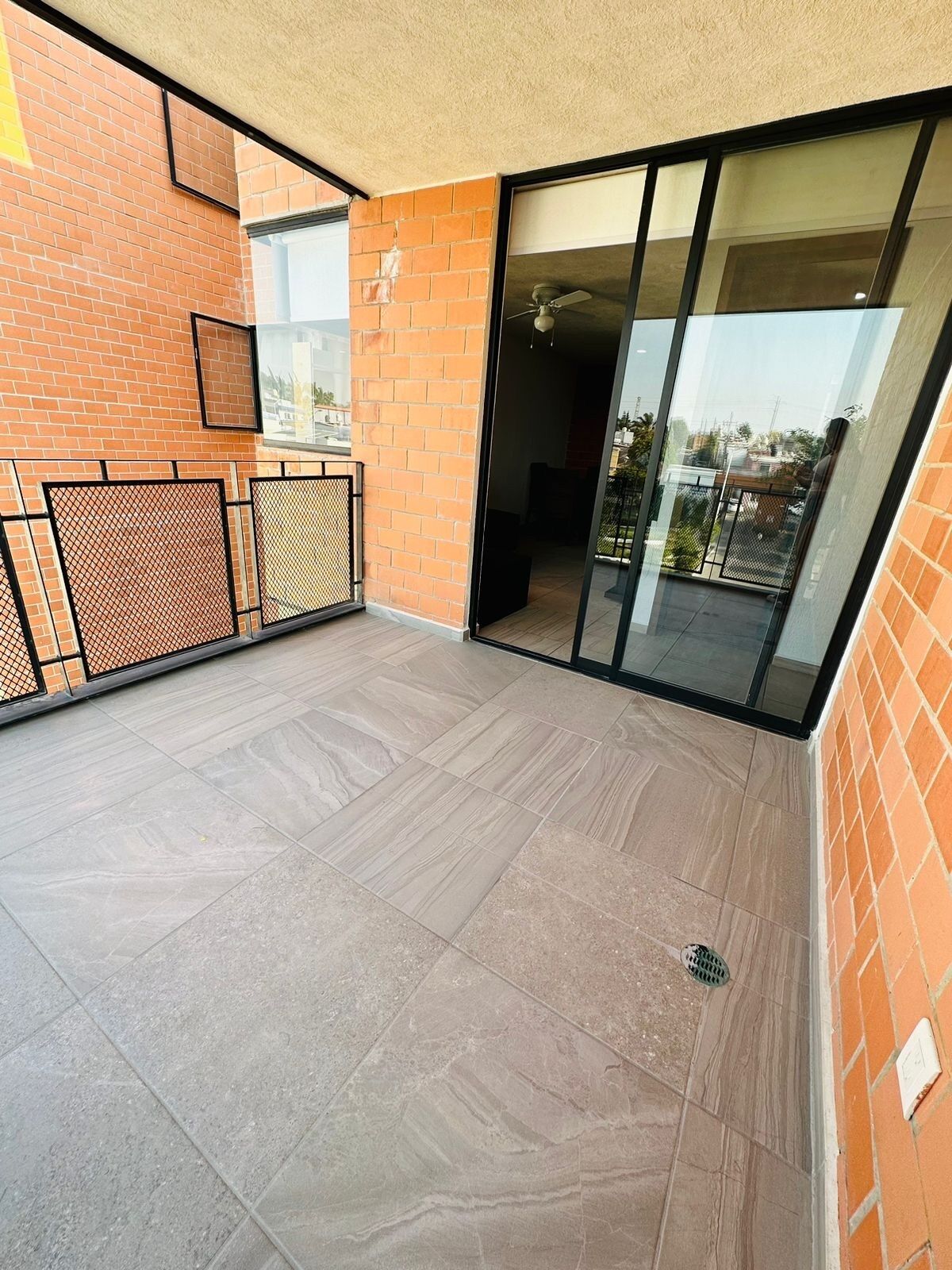 Departamento básico, 2 habitaciones, balcón, vista a la ciudad | Balcón