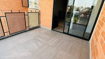 Departamento básico, 2 habitaciones, balcón, vista a la ciudad | Balcón