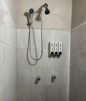 Standard-huone, patio, näköala puutarhaan | Kylpyhuone | Suihku, pyyhkeet, saippua, sampoo