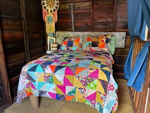 패밀리룸, 파티오, 정원 전망 | 각각 다른 스타일의 인테리어, 각각 다르게 가구 비치, 암막 커튼, 다리미/다리미판