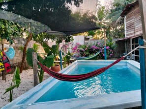 Una piscina al aire libre