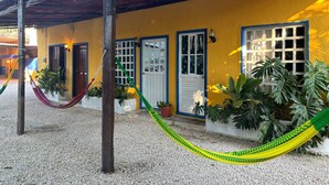 A yellow building with blue-framed windows and a wooden ceiling. - Un Toque de Brazil, Bacalar (Bacalar)
