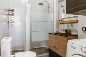 Shower, hair dryer, towels - Holiday Home 'Sunset Horizon Villa' with Wi-Fi and Air Conditioning (Mykonos)