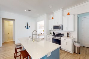 Een koelkast, een magnetron, een oven, een kookplaat