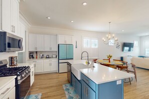 Een koelkast, een magnetron, een oven, een kookplaat