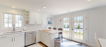 Serene Dog Friendly Island Retreat with A/C and Washer/Dryer
