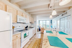 Fridge, microwave, oven, stovetop - Amazing beach block condo w/pool - centrally located to shops & restaurants (Ocean City)