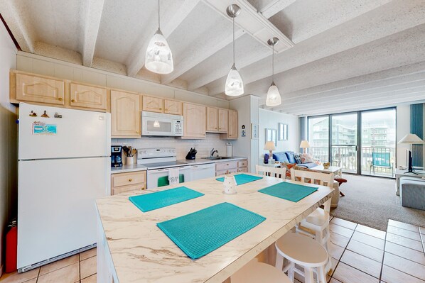 Fridge, microwave, oven, stovetop - Amazing beach block condo w/pool - centrally located to shops & restaurants (Ocean City)