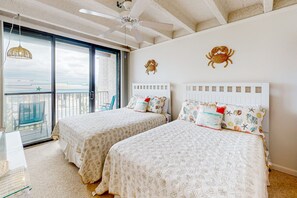 2 bedrooms, iron/ironing board, travel cot, Internet - Amazing beach block condo w/pool - centrally located to shops & restaurants (Ocean City)