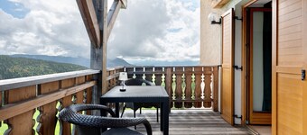 Apartment 'Huanzhof Ferienwohnung Lerch' with Mountain View, Private Terrace and Wi-Fi