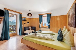 1 bedroom, iron/ironing board, free WiFi, bed sheets - Apartment 'Huanzhof Ferienwohnung Lerch' with Mountain View, Private Terrace and Wi-Fi (Aldein)