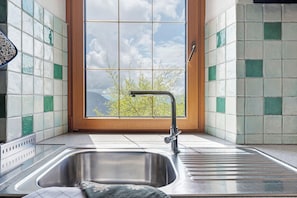 Interior - Apartment 'Huanzhof Ferienwohnung Lerch' with Mountain View, Private Terrace and Wi-Fi (Aldein)