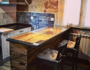 Fridge, microwave, oven, stovetop - Country House 'La Genciana Chica' with Mountain View and Wi-Fi (Valmala)