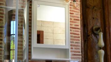 Ducha, secador de pelo y toallas