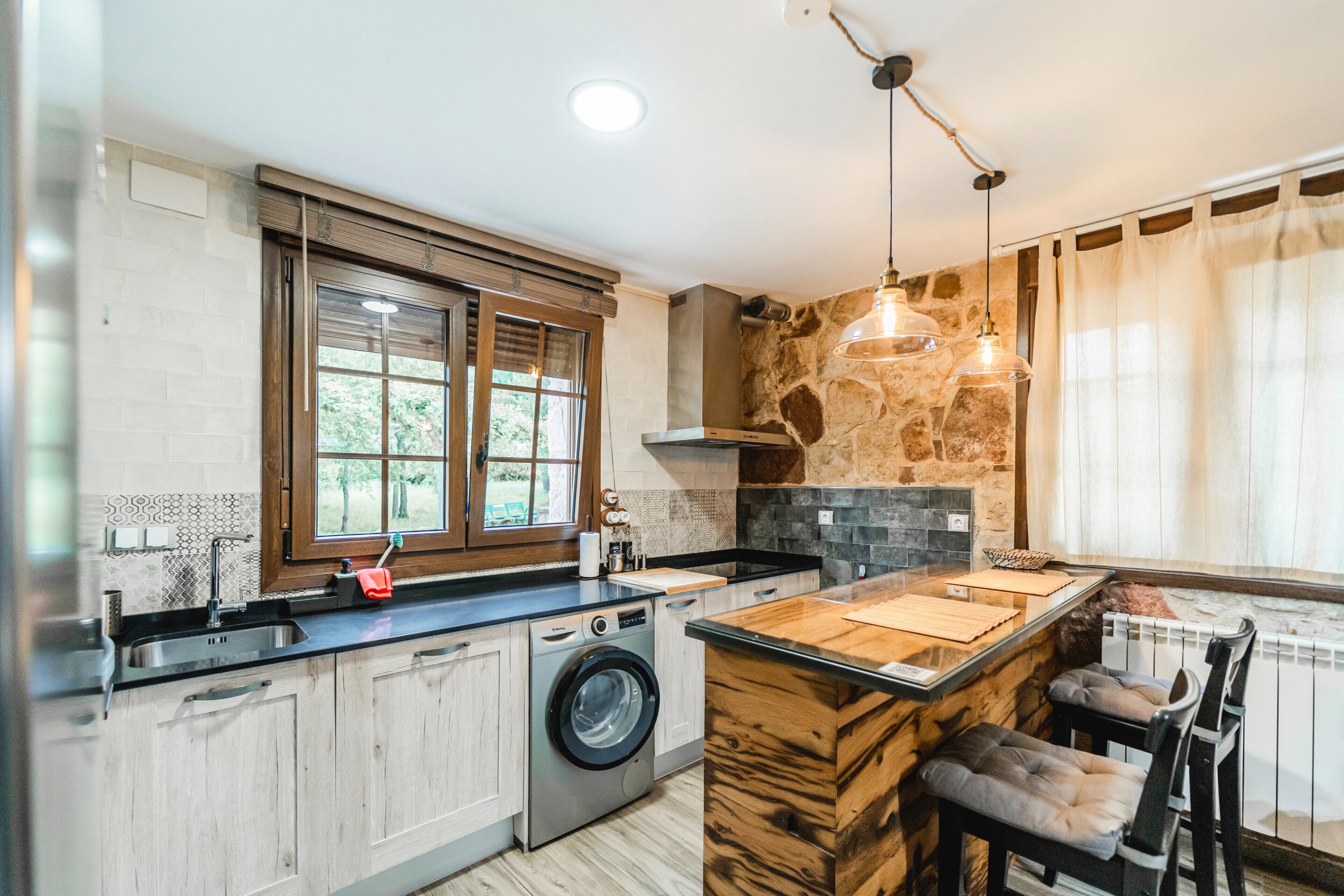 Een koelkast, een magnetron, een oven, een kookplaat