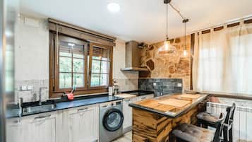 Een koelkast, een magnetron, een oven, een kookplaat