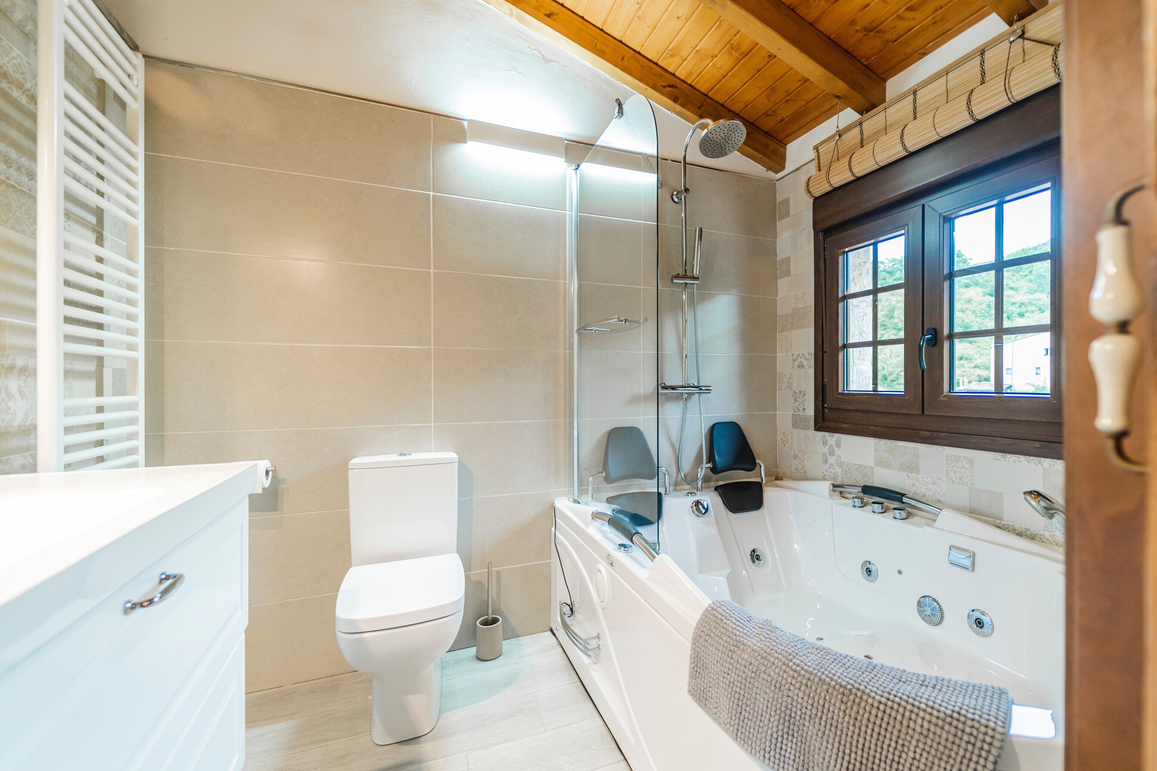 Een douche, een haardroger, handdoeken