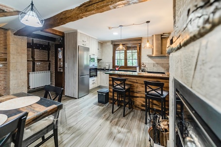 Fridge, microwave, oven, stovetop. Rural House La Genciana with Mountain Views and Wi-Fi in Valmala