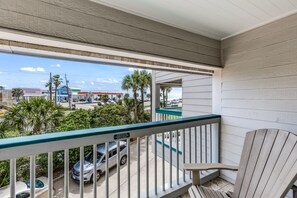 Property grounds - Cute condo with shared pool, private balcony & great location (Galveston)