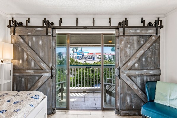 1 bedroom, Internet, bed sheets - Cute condo with shared pool, private balcony & great location (Galveston)