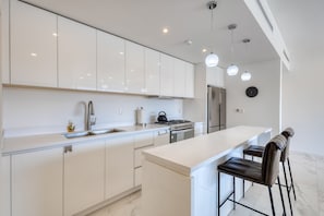 Een koelkast, een magnetron, een oven, een kookplaat