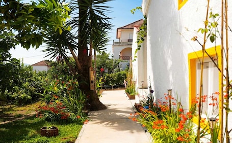 Property grounds. Holiday Home 'Casalinho Do Chafariz' with Mountain View, Wi-Fi and Air Conditioning