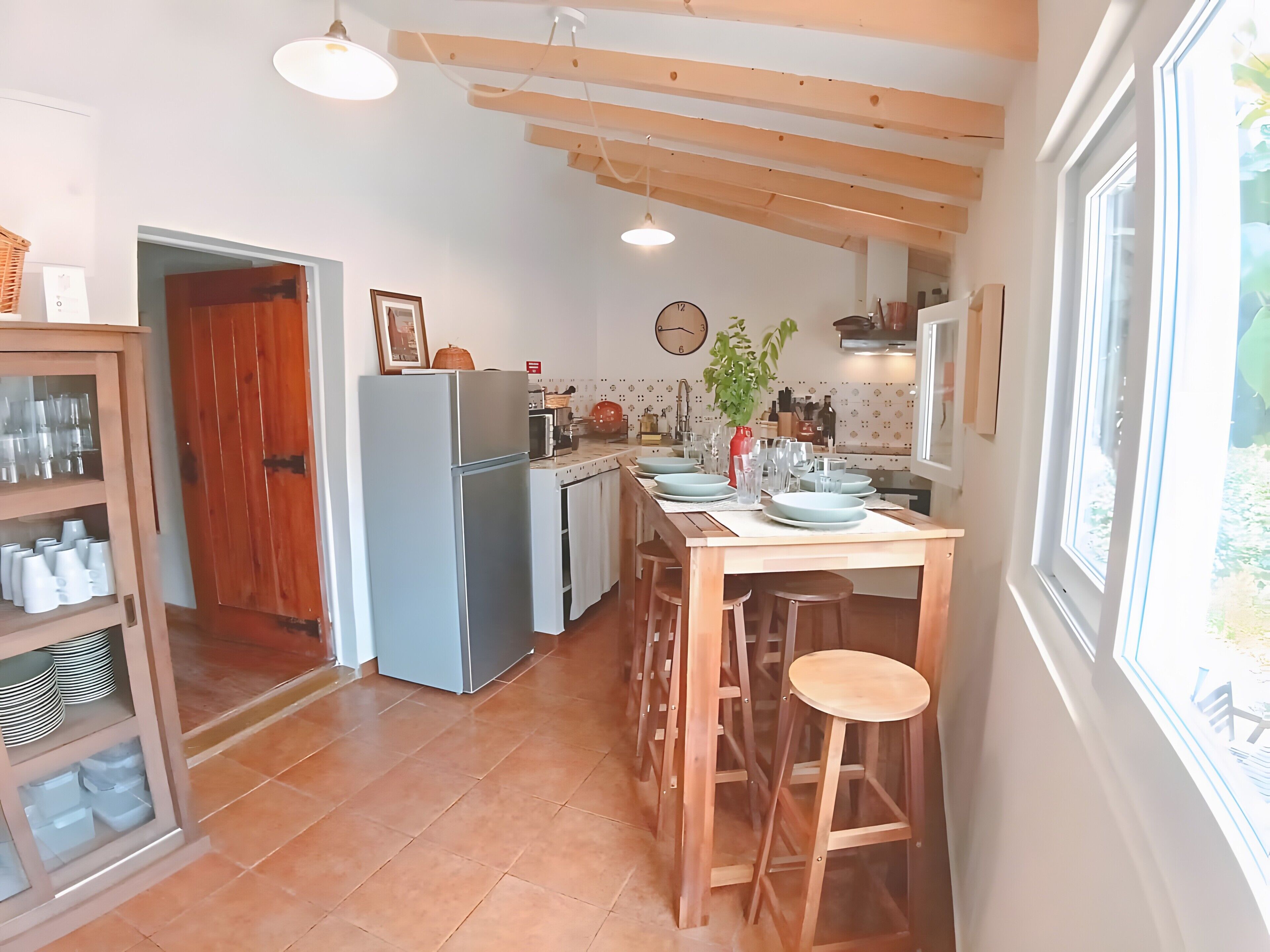 Cafetera/tetera, refrigerador, microondas, horno