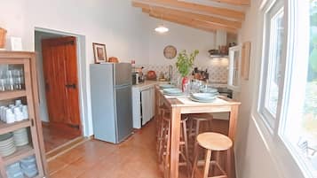 Cafetera/tetera, refrigerador, microondas, horno