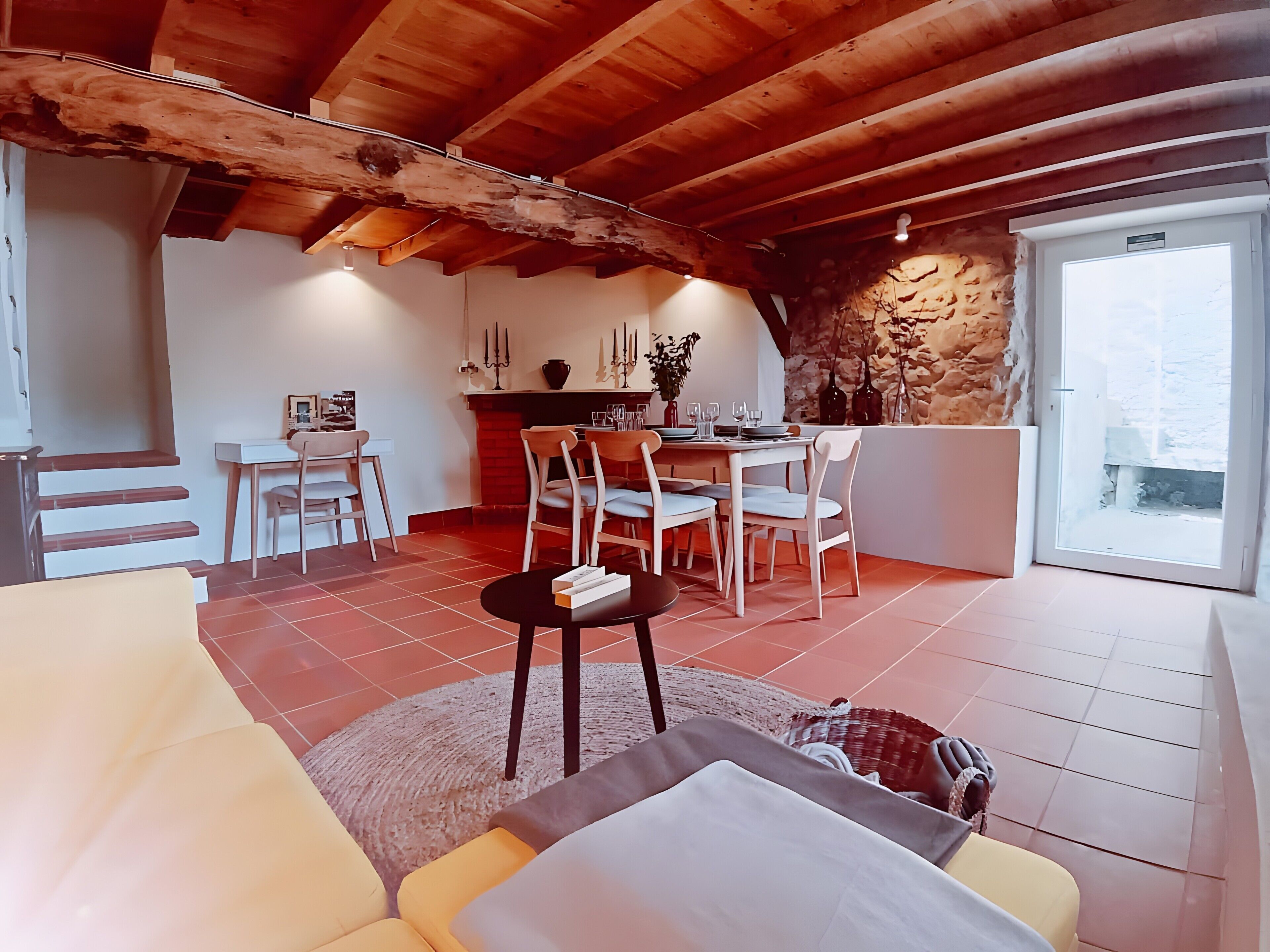 Un salon chaleureux avec une cheminée, une table à manger et des sièges confortables.