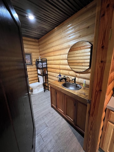 Escape to the Country: 2 bedroom Barndominium Retreat 