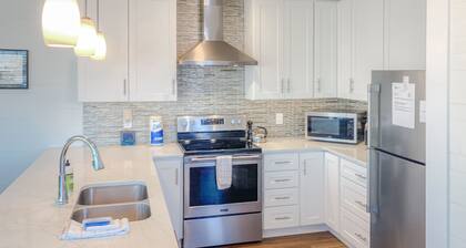 Waterfront apartment with lovely views in walkable location